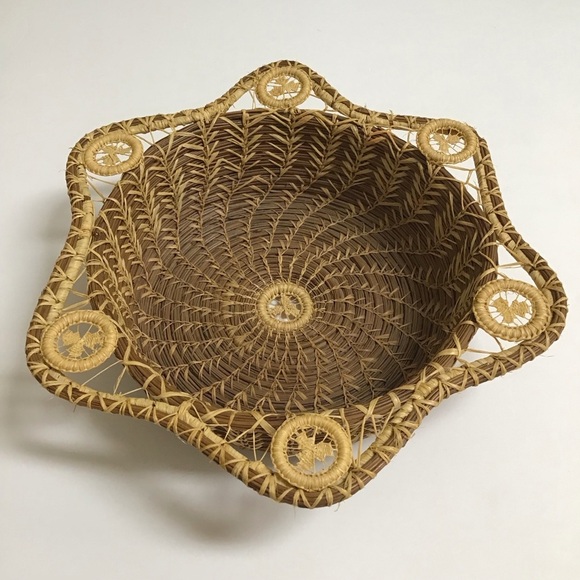Folk Art Hand Woven Pine Needle Basket Master Weaver Intricate 10x3” Vintage USA - Picture 1 of 13